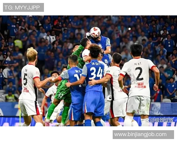 足球明星意外弯腰捡手机瞬间引发热议网友纷纷点赞称其亲民可爱